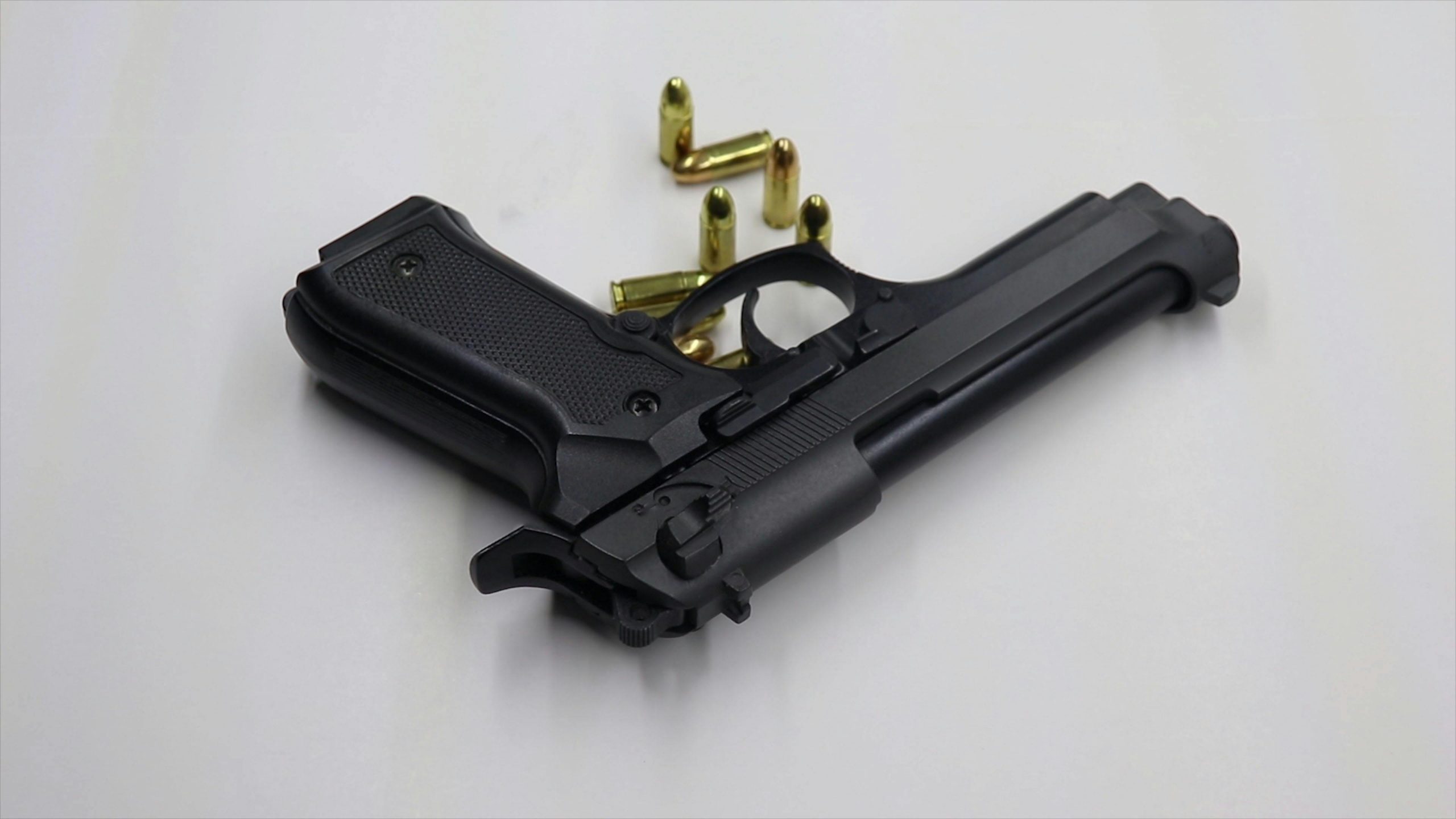 Los Angeles gun crime lawyer explaining the difference between PC 25400 concealed firearm charges and PC 25850 loaded firearm charges